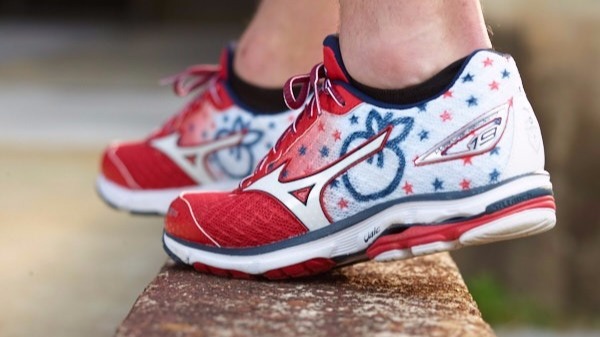 Mizuno running shoes on sale peachtree road race